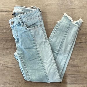 Two-toned light wash American Eagle Jeans Size 0